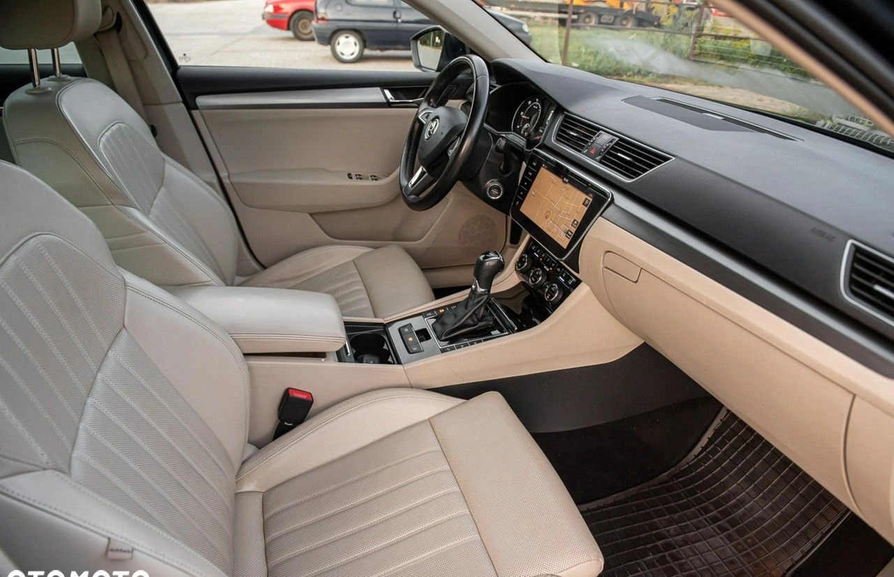 Skoda Superb cena 87700 przebieg: 197000, rok produkcji 2017 z Gdynia małe 704
